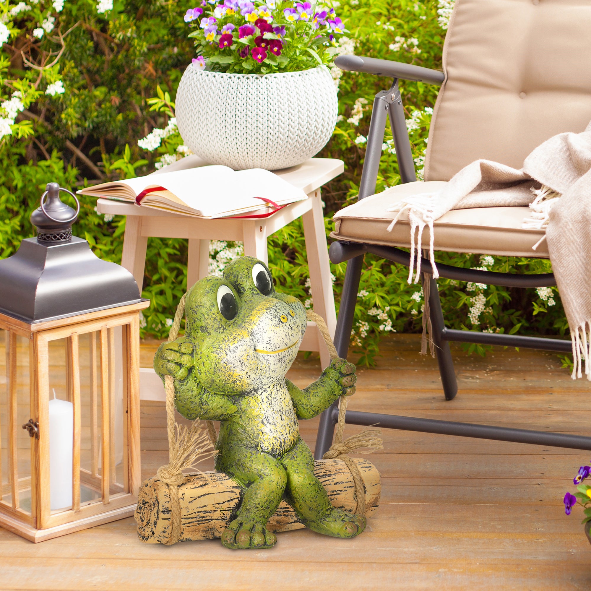 Outsunny Hanging GardenÂ Statue, Vivid Frog on Swing Art Sculpture, Outdoor Ornament Home Decoration, Green